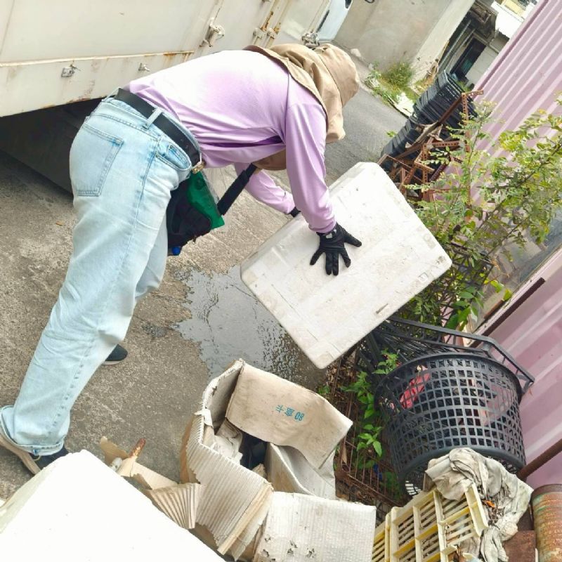 病媒蚊監測人員倒除社區環境積水容器